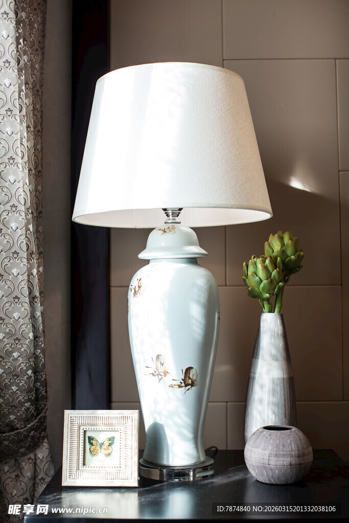 中式台灯搭配精致摆件