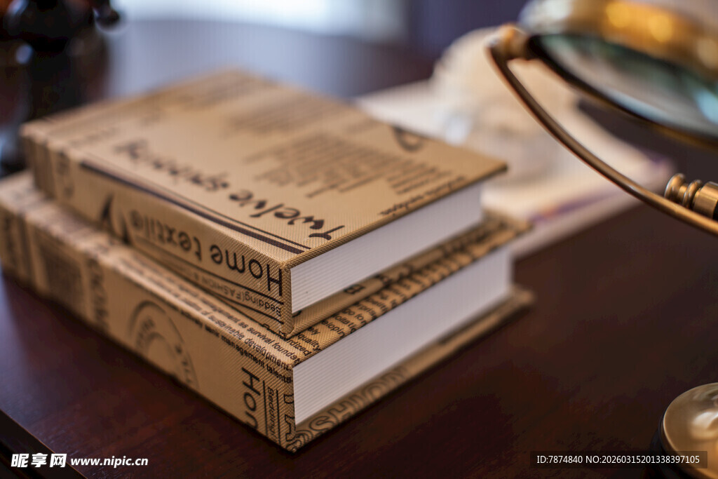 复古书籍堆叠于木桌之上