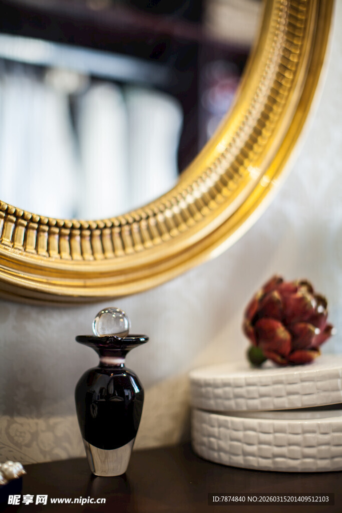 金色圆镜旁的精致摆件