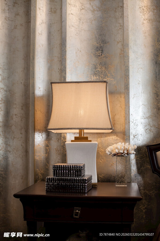 温馨室内台灯与书籍场景