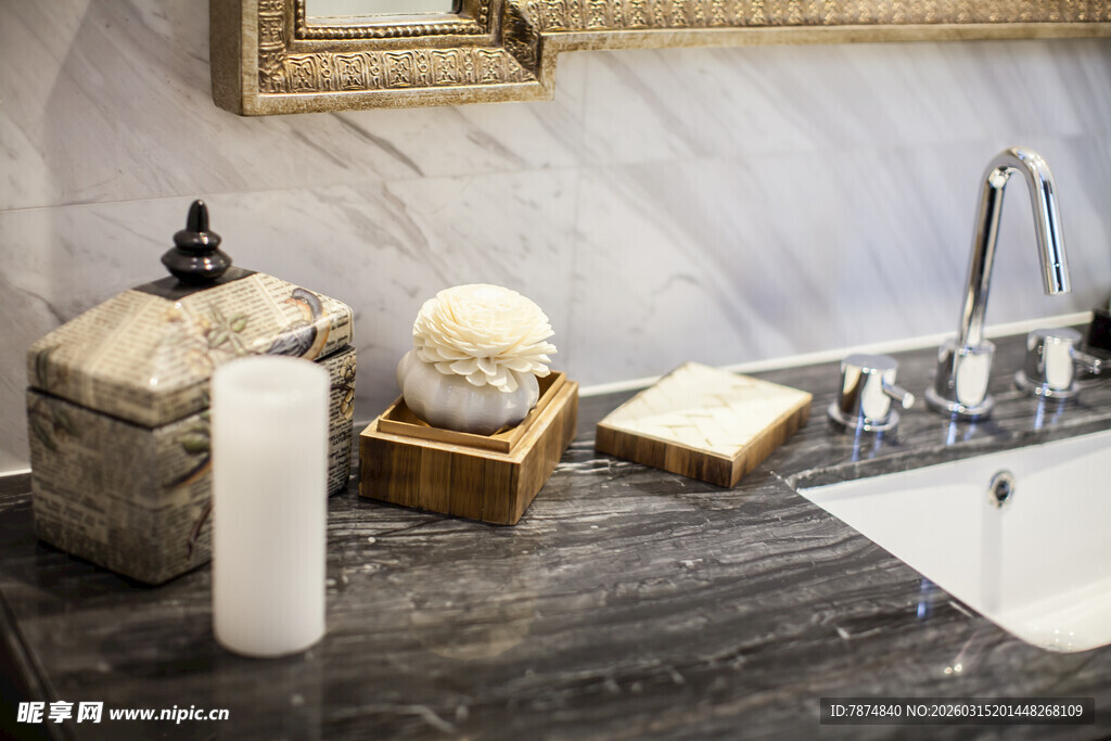 浴室台面的精致卫浴用品