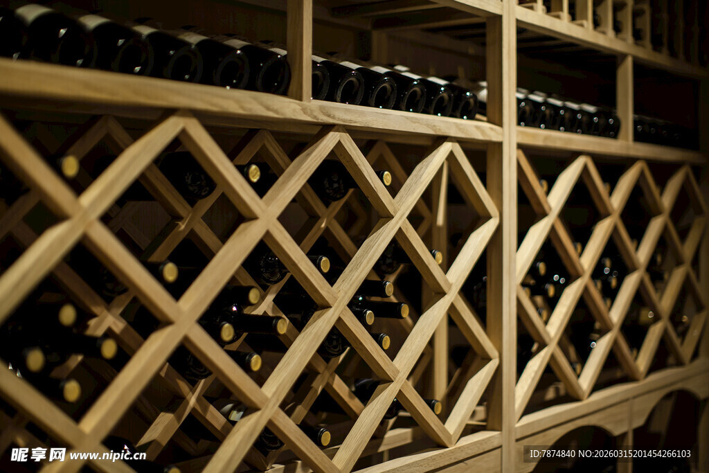 木质酒架上的排列整齐美酒
