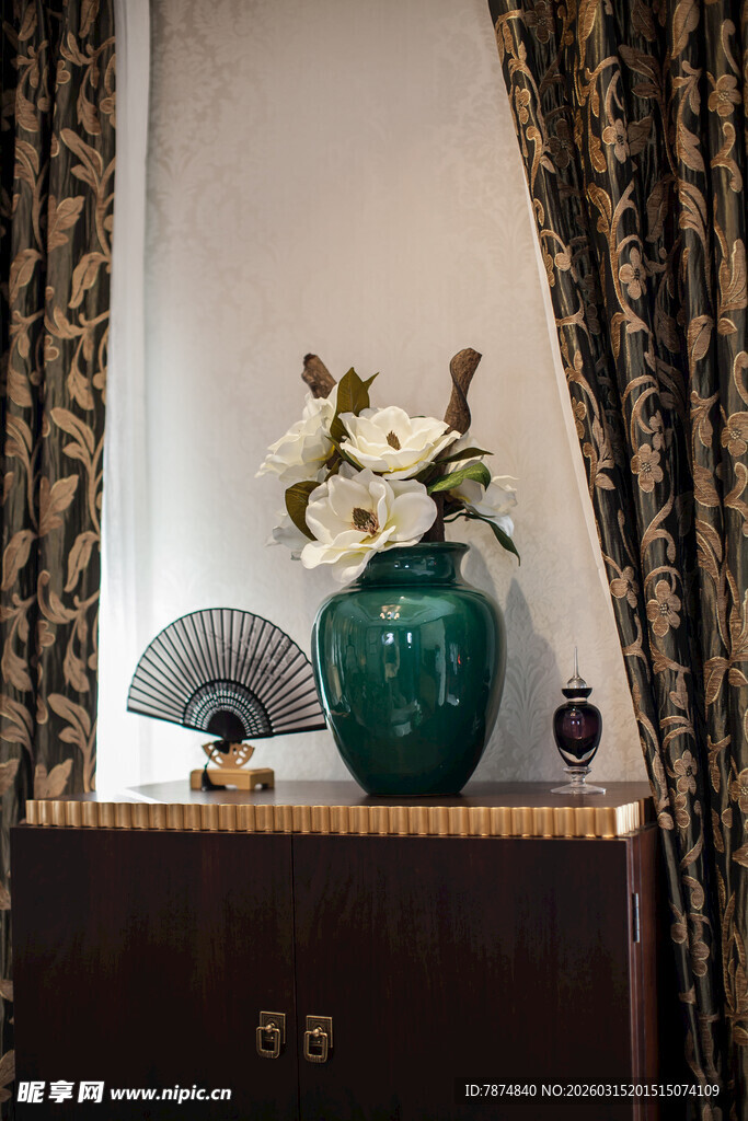 复古柜上的花瓶绿植摆件