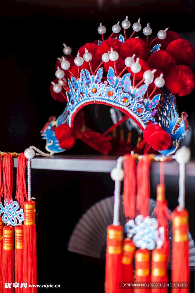 精美戏曲盔头及装饰挂件