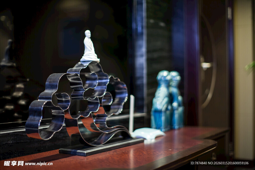 复古机械摆件与蓝色人偶