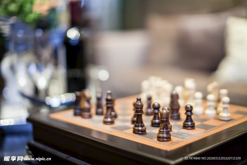 桌上的国际象棋棋局