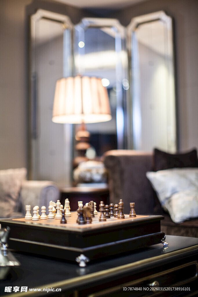 优雅客厅中的精致国际象棋桌