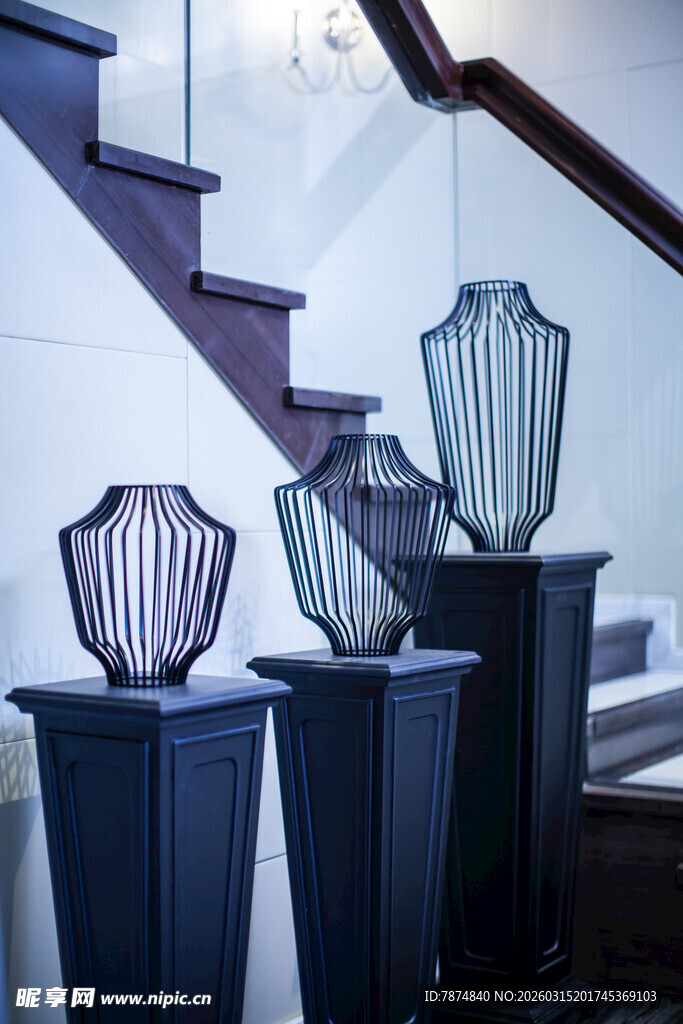 楼梯旁的精致玻璃摆件