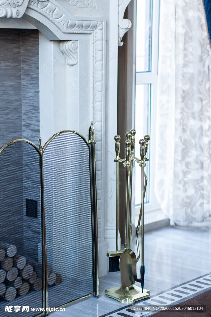 古典黄铜壁炉架与烛台