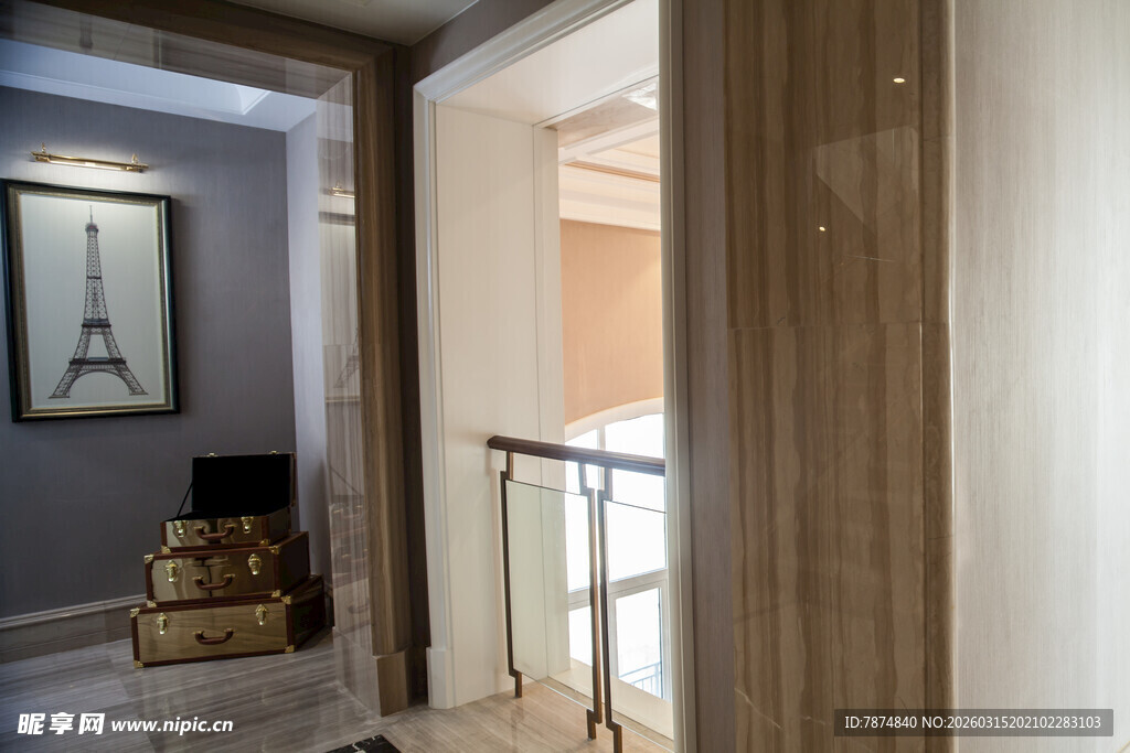 木质门框的温馨室内一角