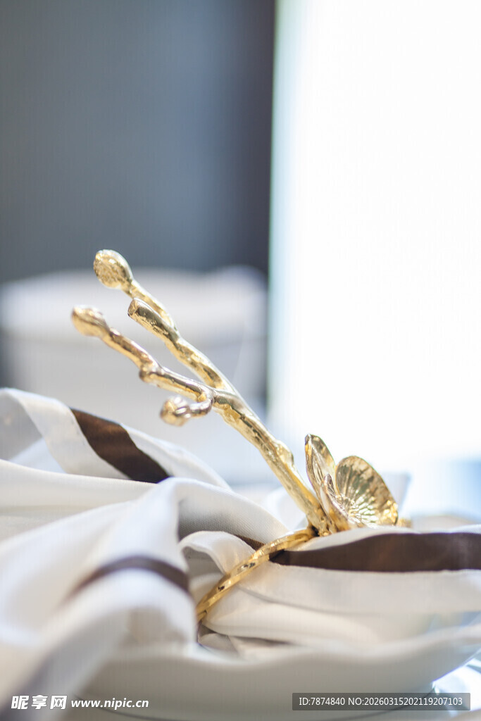金色餐具装饰 尽显优雅