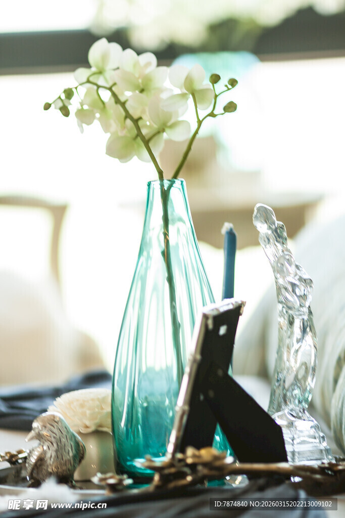 蓝绿色花瓶中的清新插花