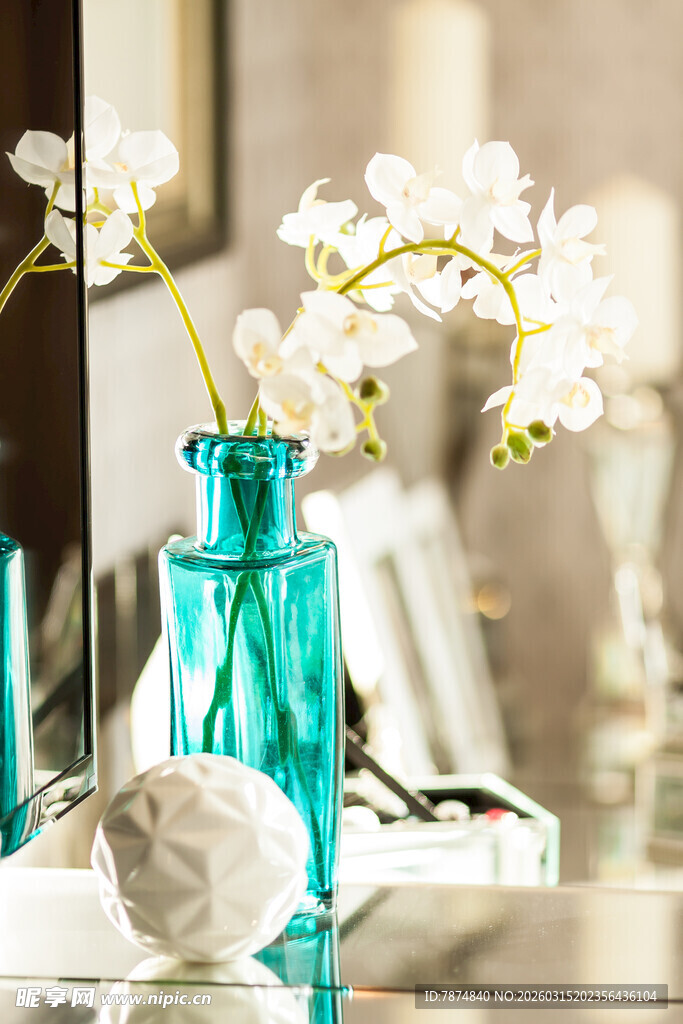 蓝瓶白兰花的雅致桌面