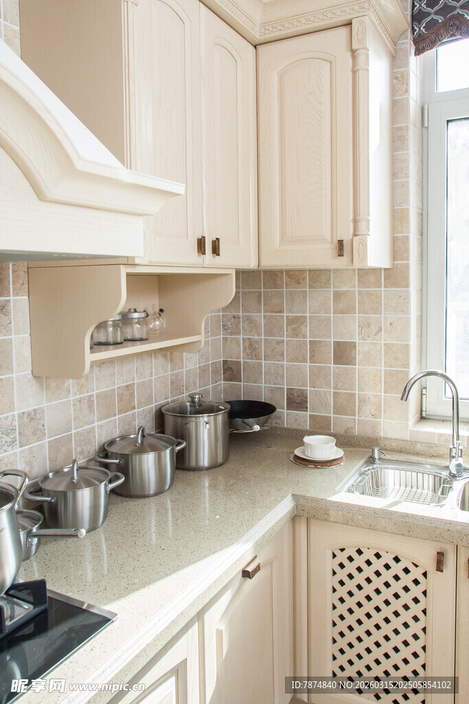 现代简约风温馨厨房一角