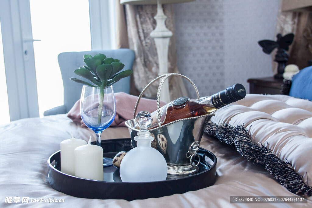精致卧室托盘上的装饰摆件