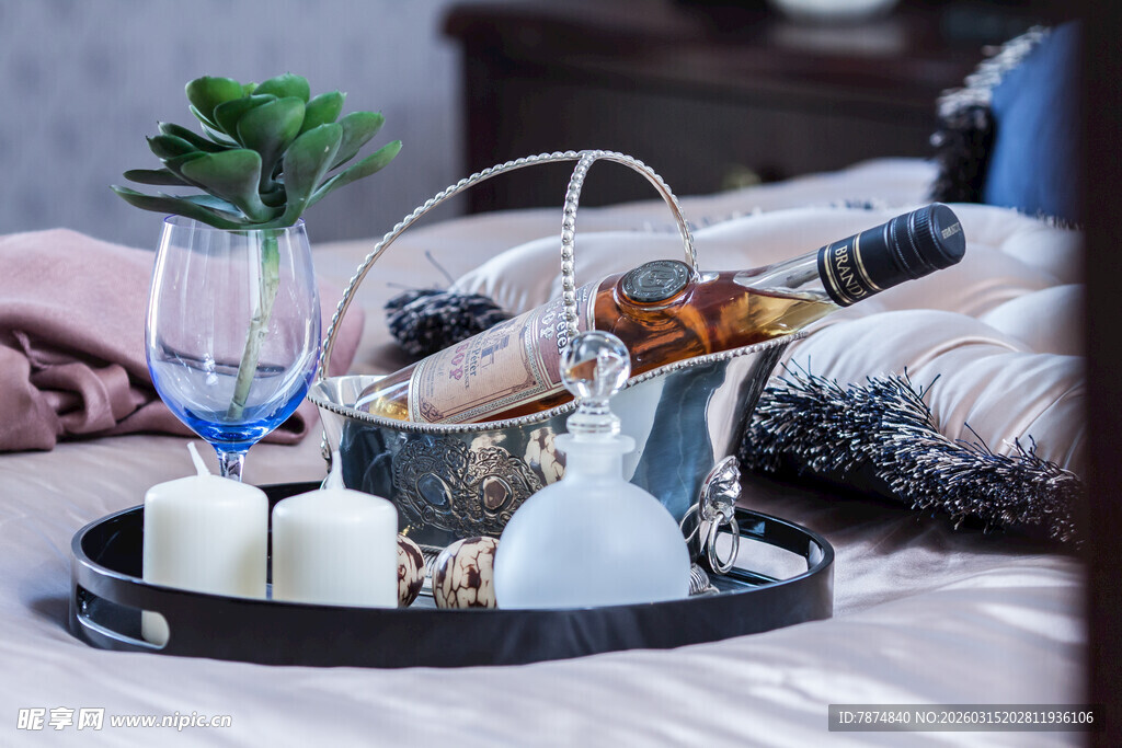 精致床畔托盘布置小景