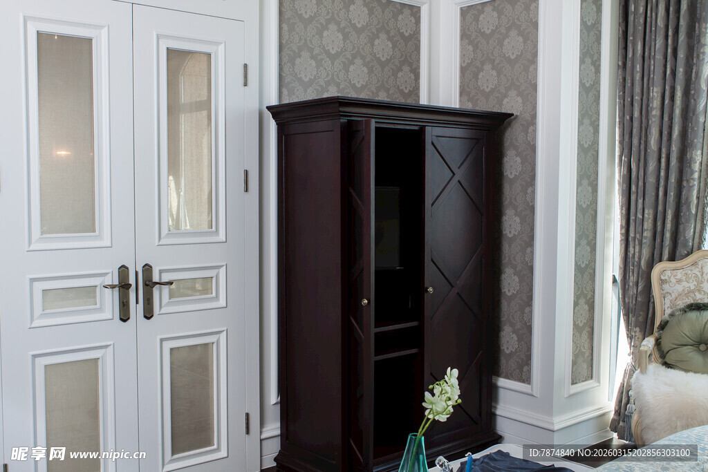 深色实木立柜搭配室内装饰