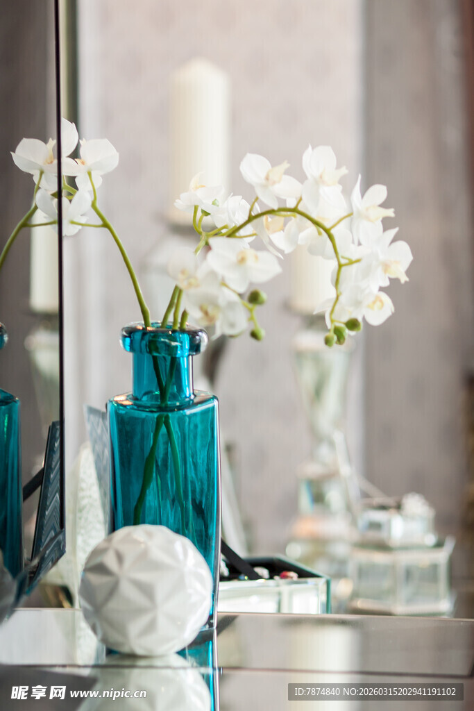蓝瓶白花装点精致桌面