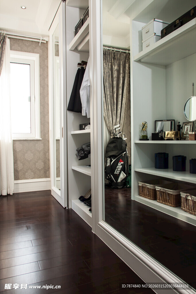 现代简约风格的宽敞衣帽间