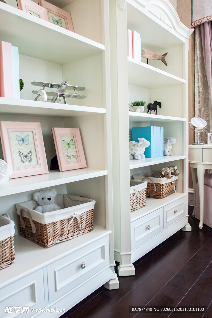 温馨整洁的家庭书架一角