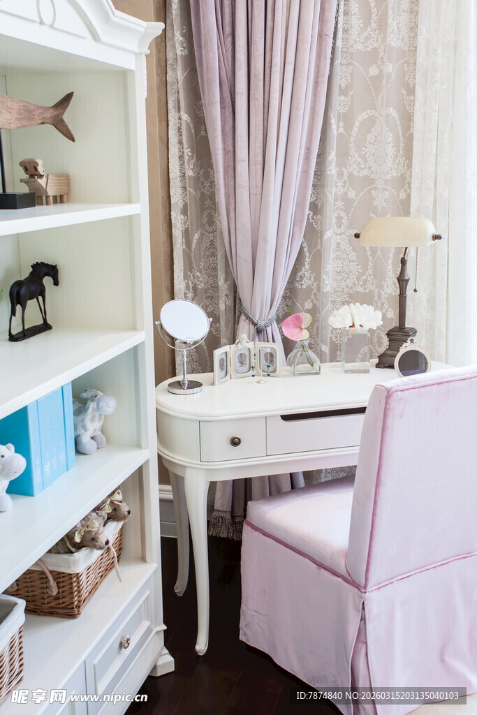 粉色系温馨卧室梳妆角落