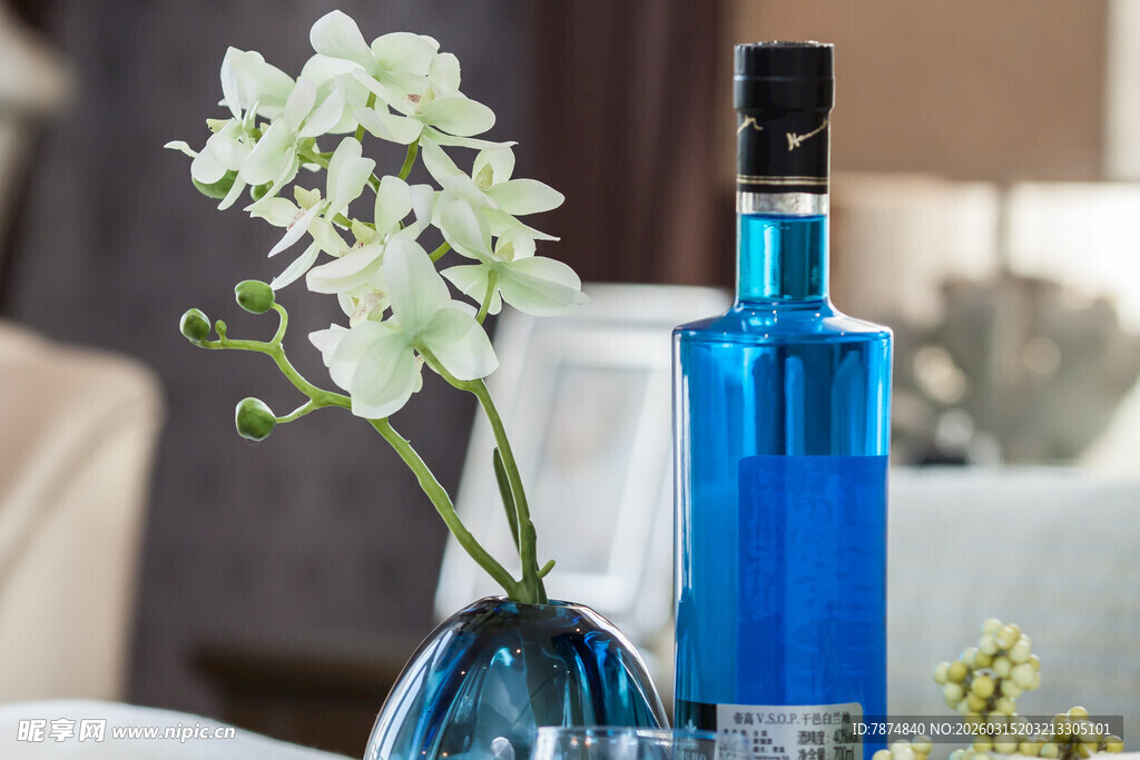 蓝色瓶花装饰室内景致