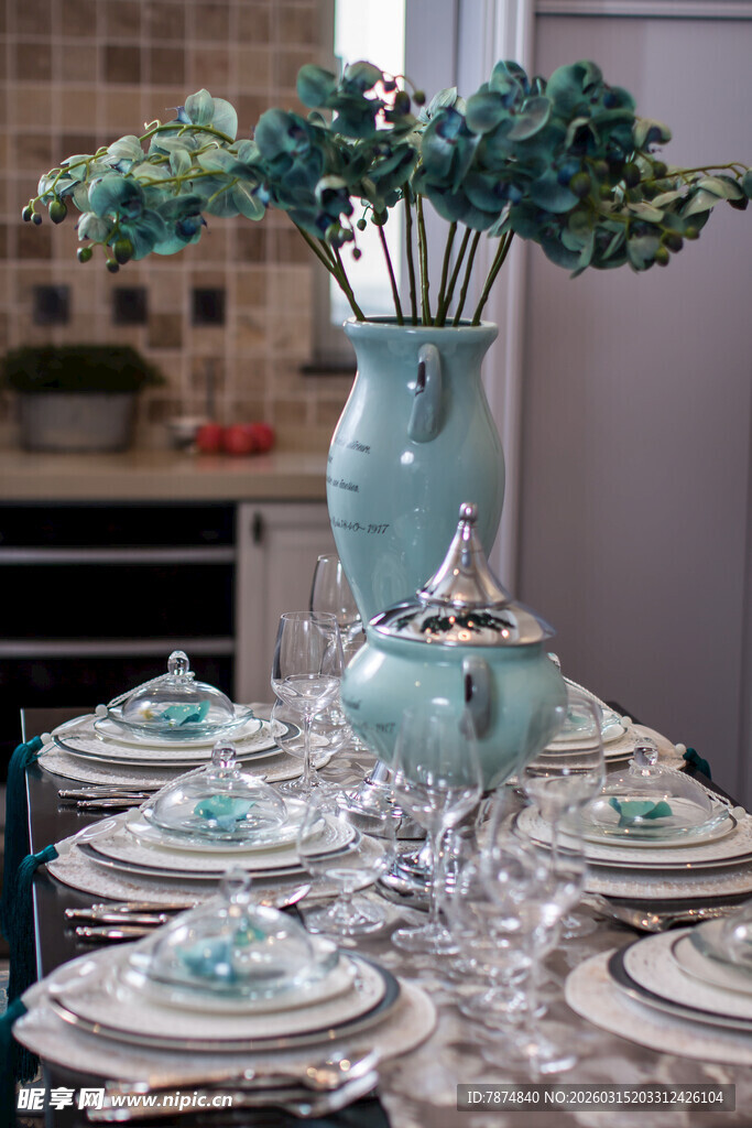 清新蓝调餐桌花艺布置