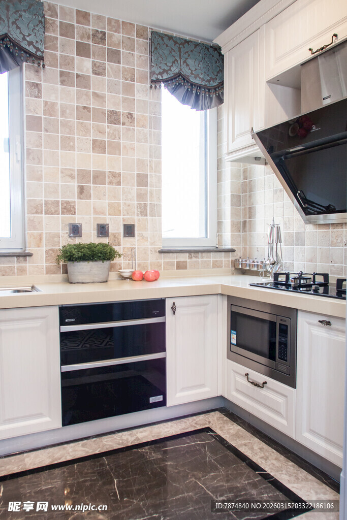 现代简约风格的厨房空间