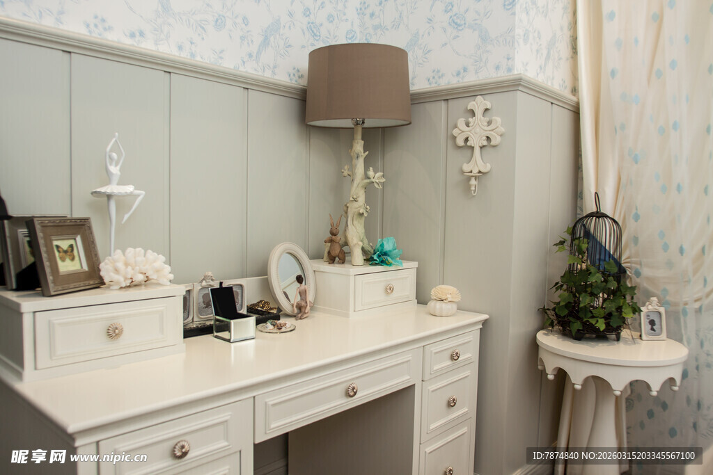简约欧式风格精致梳妆台