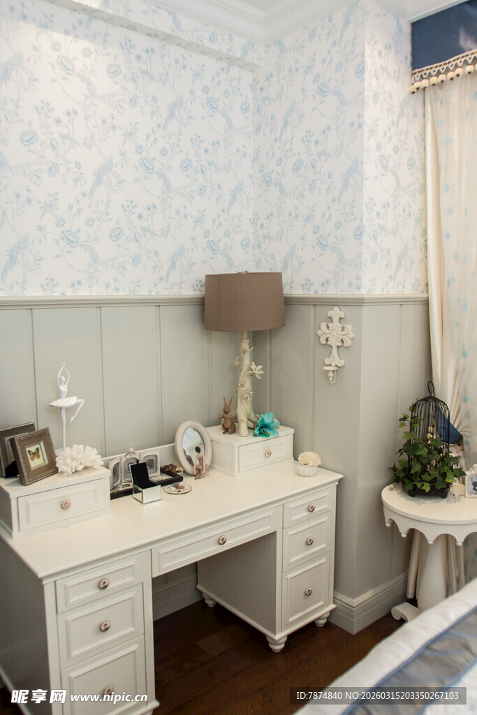 简约卧室梳妆台温馨一角