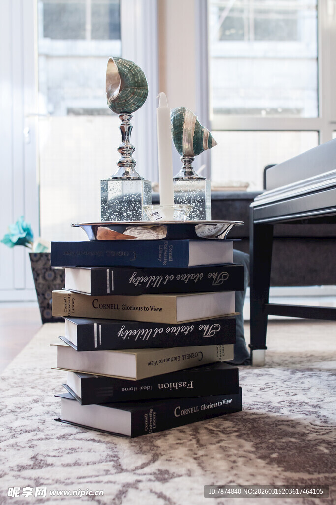 书籍堆叠成的创意边几