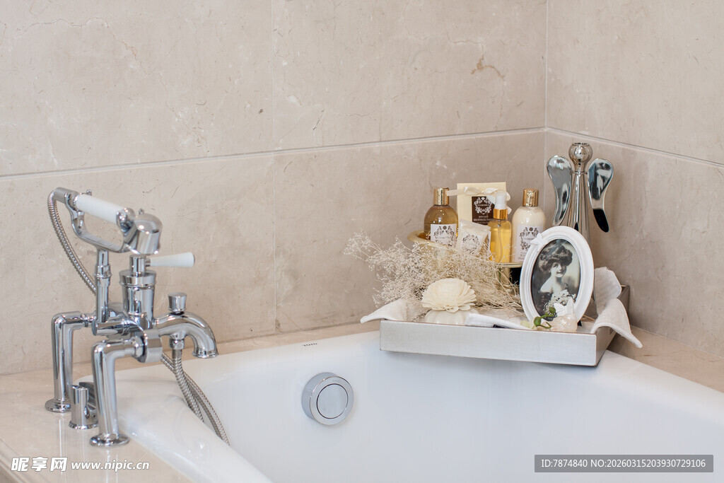 精致浴缸旁的卫浴小物