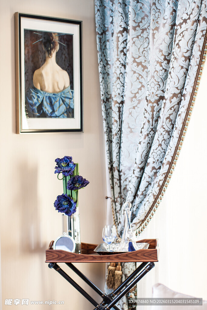 优雅窗帘搭配精致室内摆件