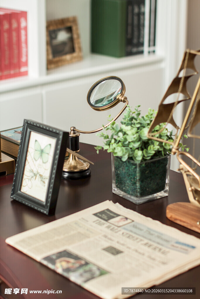 复古书桌一角的静谧时光