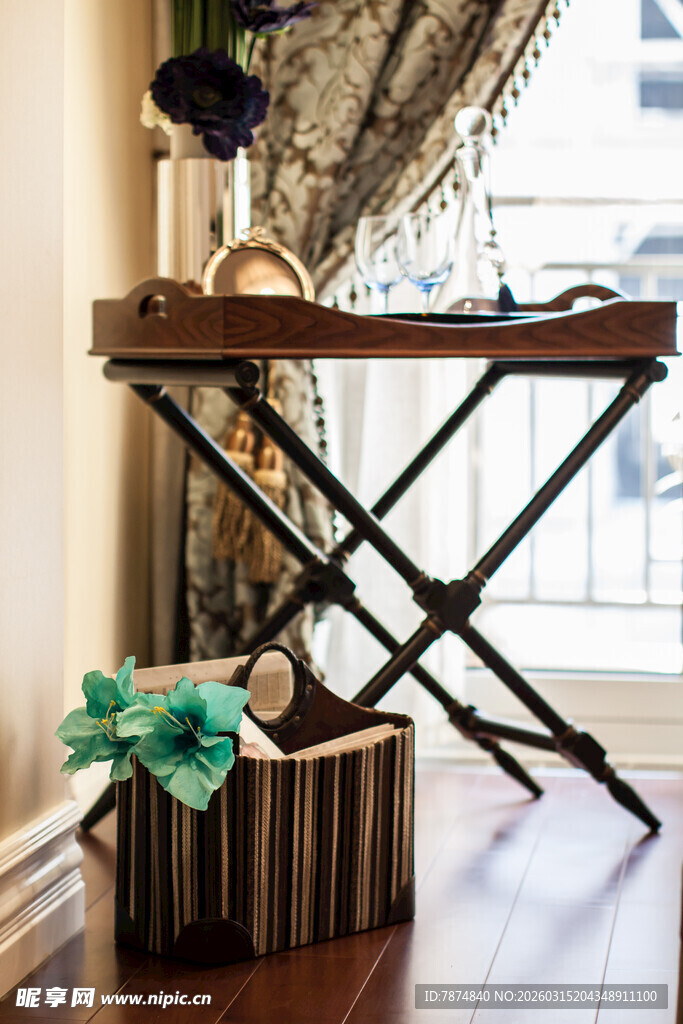 复古折叠桌搭配绿植摆件