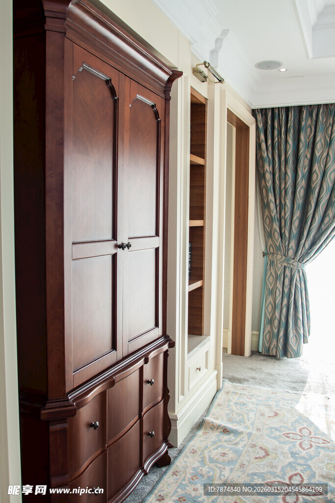 实木衣柜装点温馨卧室空间