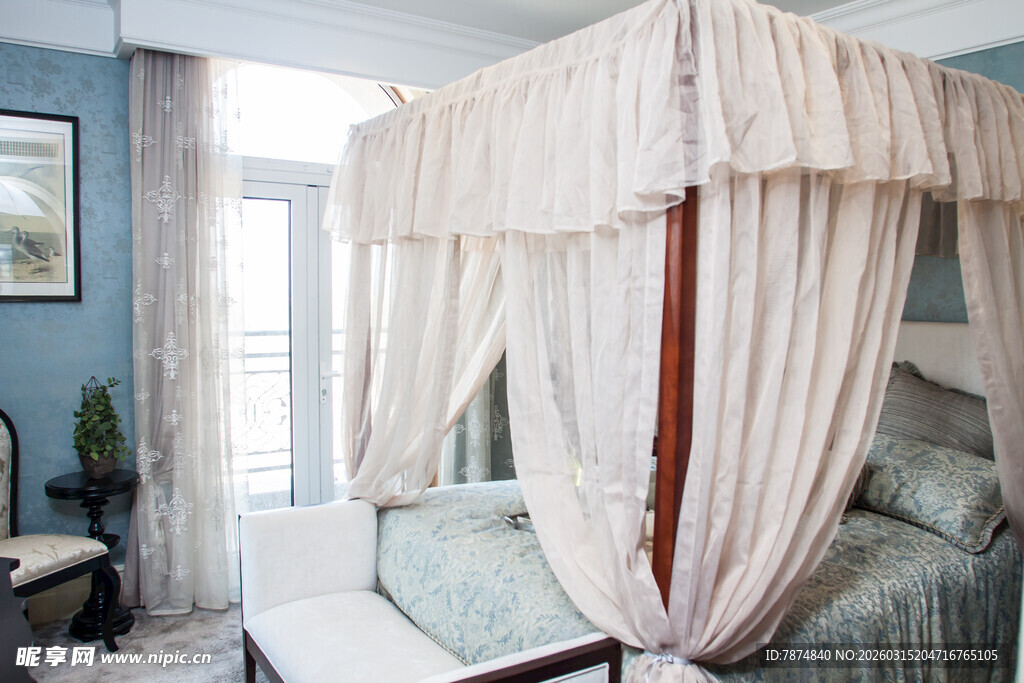 浪漫四柱床 营造温馨睡眠空间