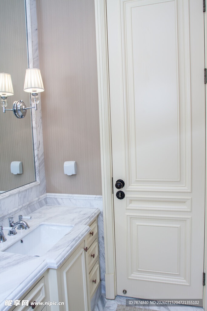 简约浴室白色双开门设计