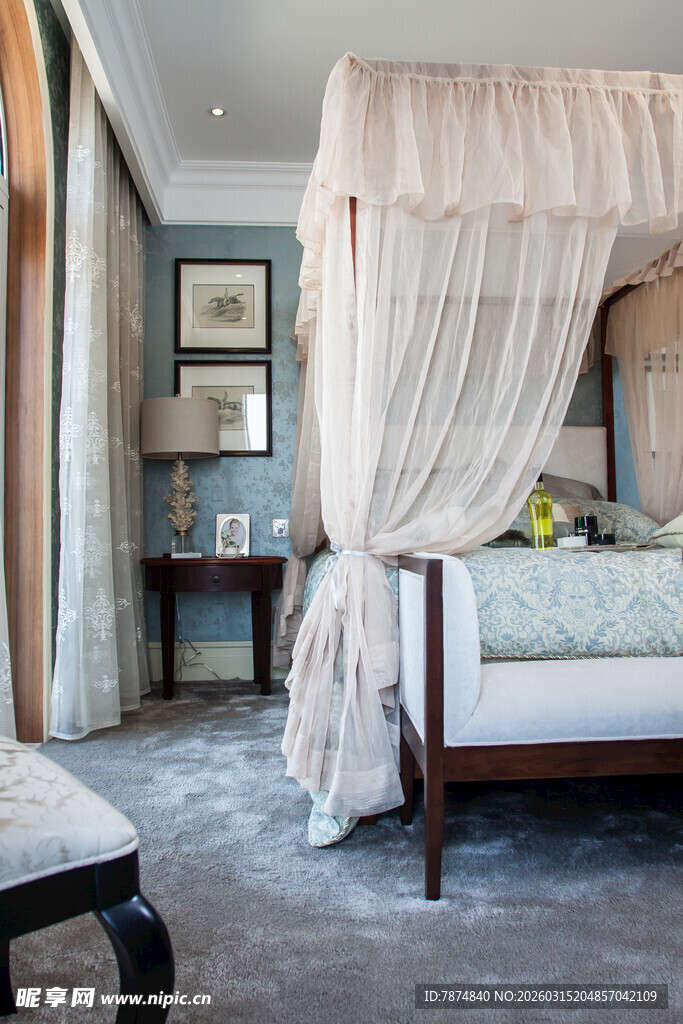 优雅四柱床卧室温馨场景