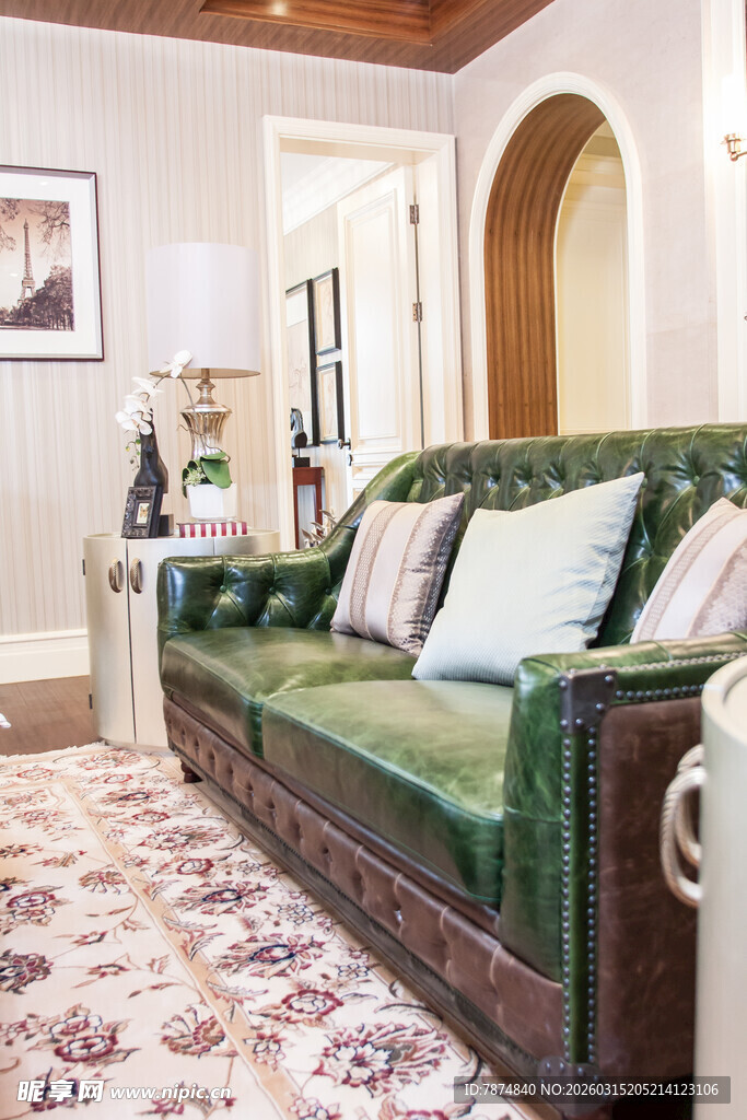 复古绿沙发的温馨客厅角落