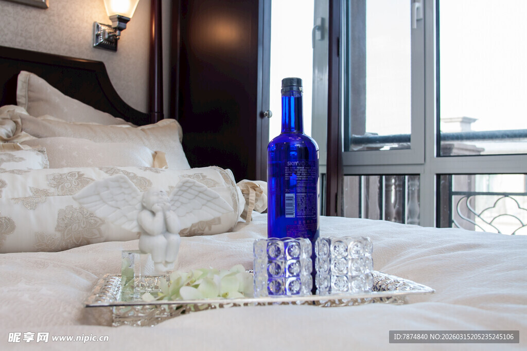 卧室托盘上的蓝瓶与酒杯