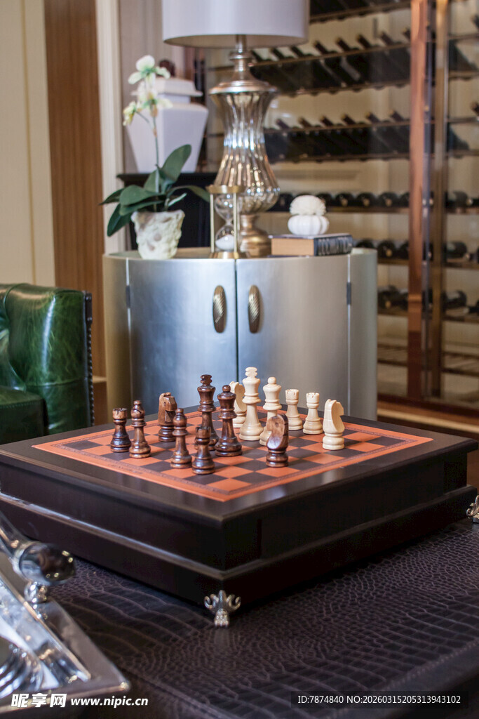 优雅棋盘置于精致室内空间