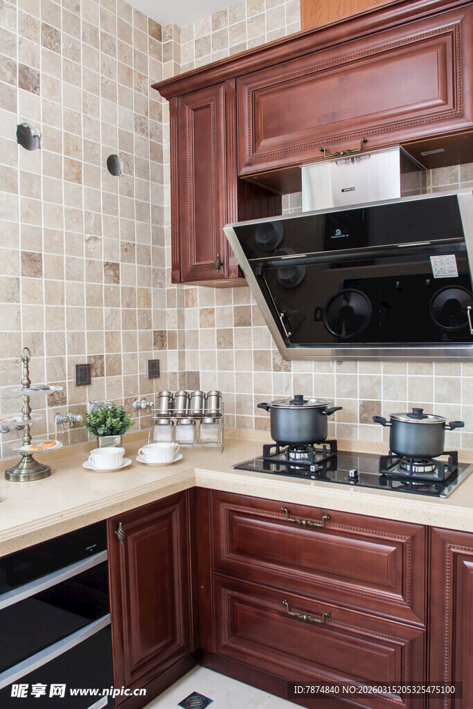 木质橱柜的温馨厨房角落