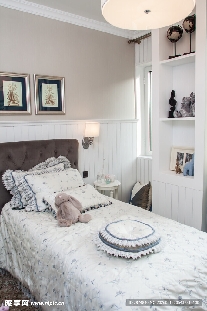 温馨简约风卧室床铺一角