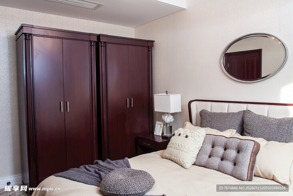 现代简约风格卧室衣柜一角
