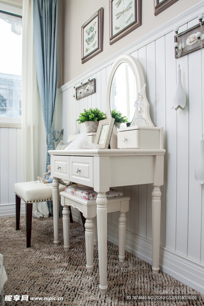 简约白色梳妆台装饰一角