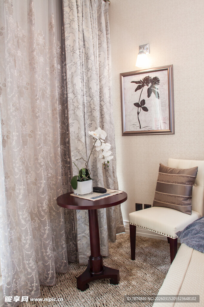 温馨卧室一角的精致布置