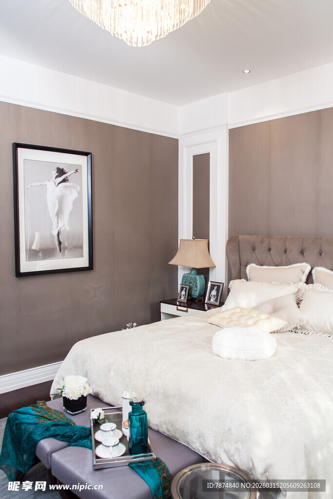 现代简约风格温馨卧室一角