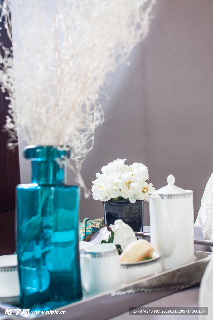 蓝绿花瓶搭配精致桌面摆件