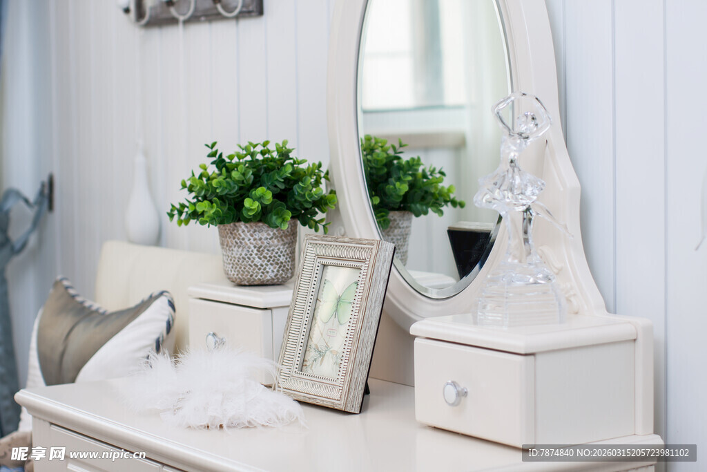 简约优雅的梳妆台布置